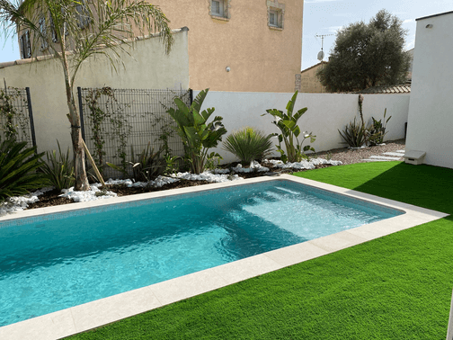 Gazon synthétique autour d'une piscine par jardin paradisio
